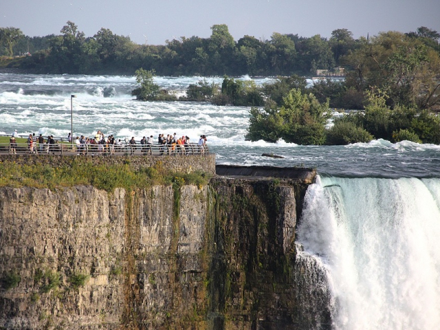 Which side of Niagara Falls is better?
